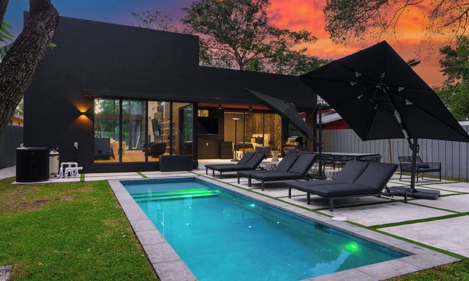 Buena Vista House | Sleek Luxury Villa, Pool, BBQ, King Bed, Near Design District & Little Haiti