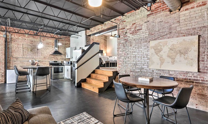 Downtown Springfield Apartment | Modern Loft Retreat in Downtown Springfield with Spa & Breakfast