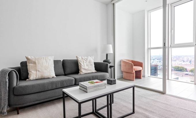 Vauxhall Apartment | Modern Nine Elms 1BR with Gym & Rooftop near Excitement