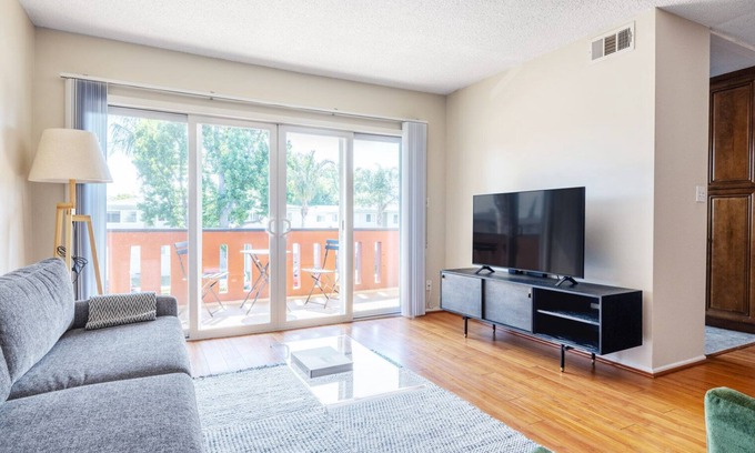Sherman Oaks Apartment | Sleek Sherman Oaks 1BR with Pool & Gym Near Top Attractions