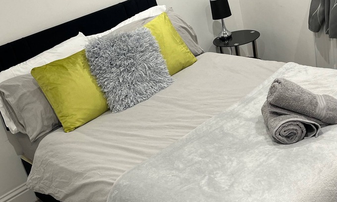 Wallington Apartment | Sleek, Sleeps 6 Sunset Views, Family friendly