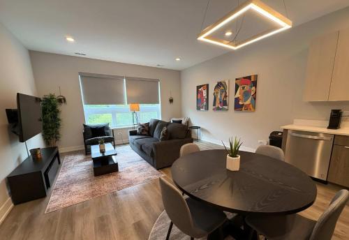 West DePaul Apartment | Sleek Style 3BR Haven - Free Parking - Ashland 2N