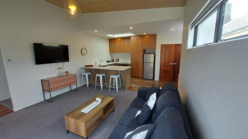 Saint Kilda Apartment | Modern Suite by the Sand: Perfect for Family Getaways