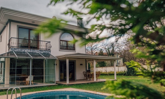 Sapanca Villa | Sleek Villa in Sapanca with Pool and Winter Garden