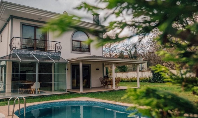 Sapanca Villa | Sleek Villa in Sapanca with Pool and Winter Garden