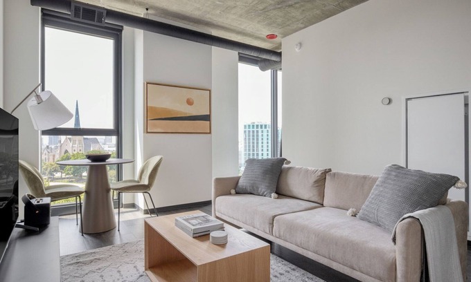 Near West Side Apartment | Modern 1BR West Loop Retreat with Dog Run & Gym