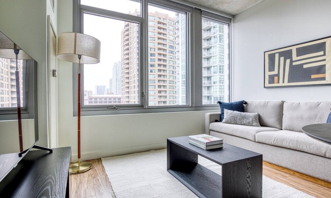 West Loop Gate Apartment | Modern West Loop Studio with Pool, Gym & Deck Access