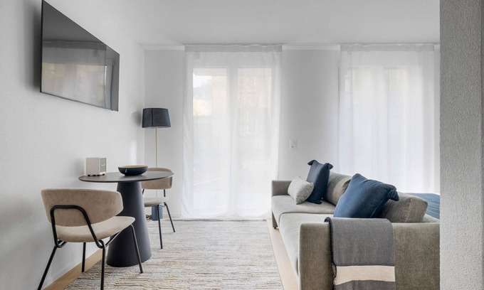 Sihlfeld Apartment | Modern Wiedikon 1.5 Room with Kitchen, Steps from Market