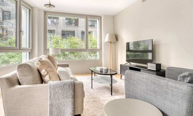 Alt-Wiedikon Apartment | Sleek Wiedikon 3.5 Room w/ Storage & W/D, 2 mins to Market, by Blueground