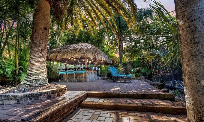 Largo House | Ideal Retreat: Heated Pool, Tiki Vibes & Steps to Beach