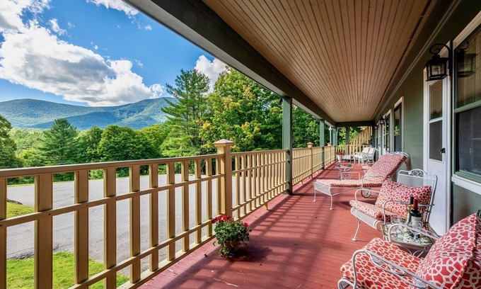 Manchester House | Experience Ski VT with Pets Welcome & Private Indoor Pool