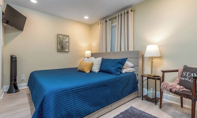 Daphne Condo | Stylish King Bed Room | Family-Friendly with Golf Course Access