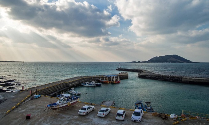 Hallim House | Relax by the Waves: Sleep in the Sea, Kid-Friendly Stay