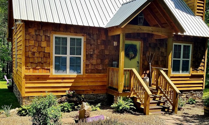 Valley Head Cabin | Relax in Nature: King Bed, Hot Tub & Privacy Awaits!