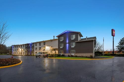 Kelso Hotel | Pet-Friendly Stay at Sleep Inn Kelso Longview with Pool