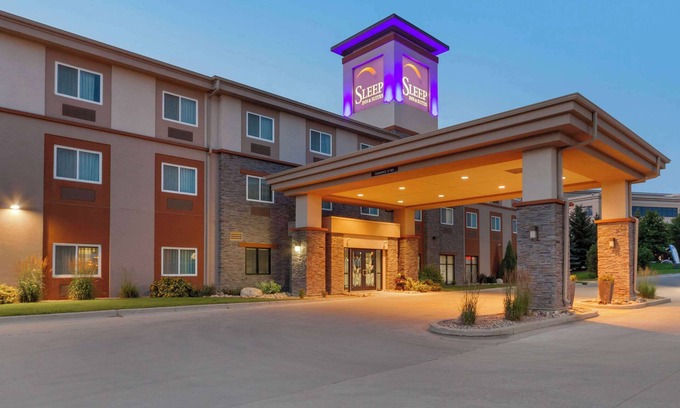 Bismarck Hotel | Top-Rated Sleep Inn & Suites Bismarck with Pool and Spa