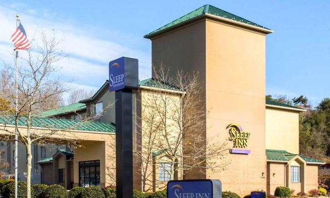 Fry's Spring Hotel | Inviting Sleep Inn & Suites Monticello: Poolside Relaxation