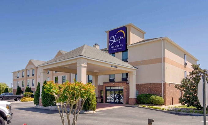 Prince George Hotel | Cozy Sleep Inn & Suites Near Fort Gregg-Adams with Pool
