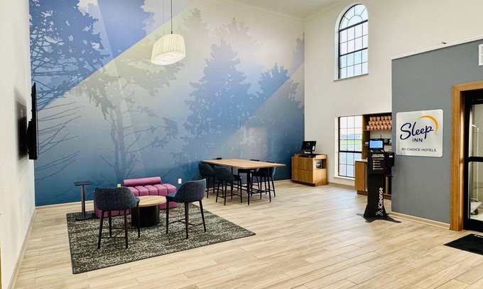 Searcy Hotel | Budget-Friendly Super 8 by Wyndham with Pool & Breakfast