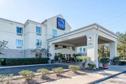 Gainesville Hotel | Discover Sleep Inn & Suites: Poolside Comfort near Campus