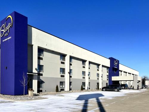 Champaign Hotel | Cozy Express Inn: Pet-Friendly Oasis with Hot Tub Access