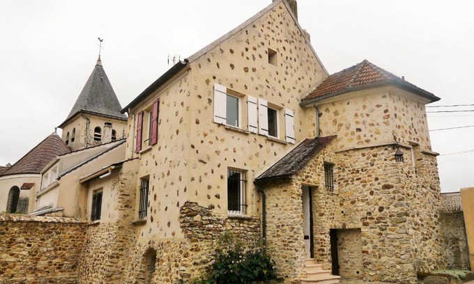 Carnetin House | Family-Friendly Stay in Carnetin, Steps from Disney