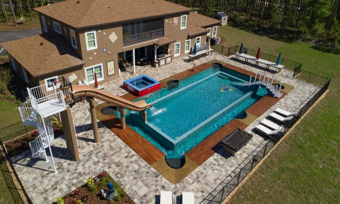 Groveland House | Experience Fun at The Great Escape Parkside - 15 BR Mansion