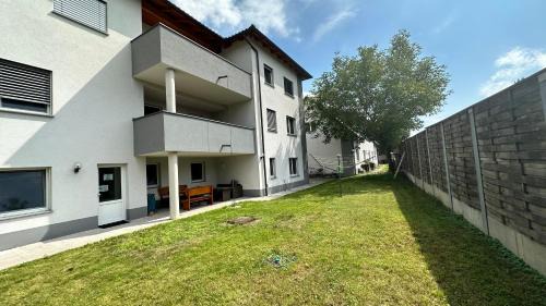 Steyregg Apartment | Budget-Friendly Sleep24 Monteurzimmer with Hot Tub in Steyregg