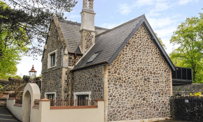 Malvern Cottage | Relaxing Sleepers Suite with Hot Tub in Great Malvern