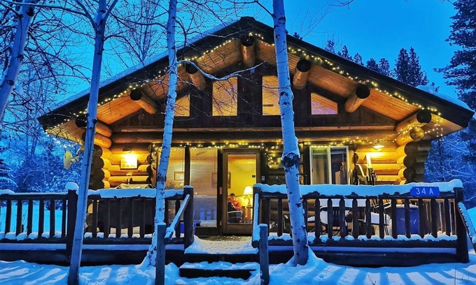 Winthrop Cabin | Cozy Sleeping Wolf Cabin: Ski Trail & River Access Awaits