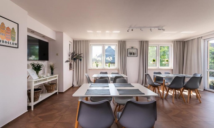 Fabryczna House | Pet-Friendly Sleeply Pensjonat Złotniki for 18 Guests