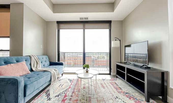 Downtown Des Moines Apartment | Guest Rated: 10/10 Downtown Des Moines 1BD with Pool