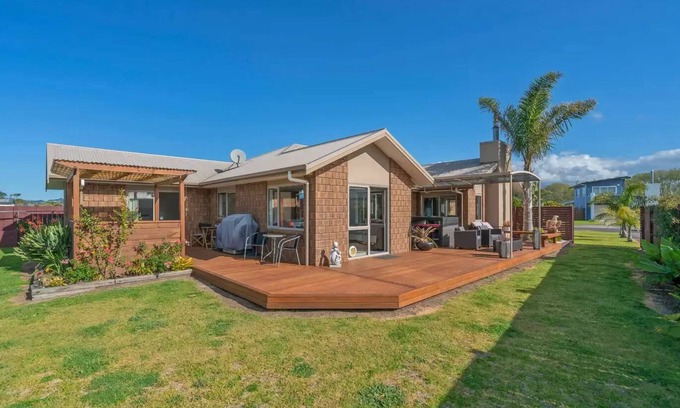 Whitianga House | Family-Friendly Beach Retreat: Sleeps 10 with Ocean View