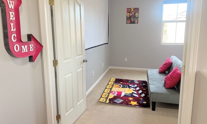 West Sacramento House | Ideal Retreat: Sleeps 10 with Theater Room & Pool Access