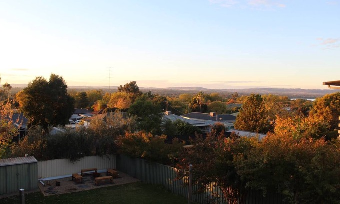 Kooringal House | Sleeps 10, Firepit, FREE Firewood