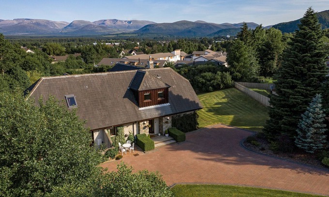 Aviemore House | Spacious Getaway: Sleeps 10 with Spa and Hot Tub Amenities