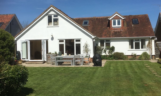 Chichester House | Spacious Retreat with Ocean View, Garden & WiFi in Village