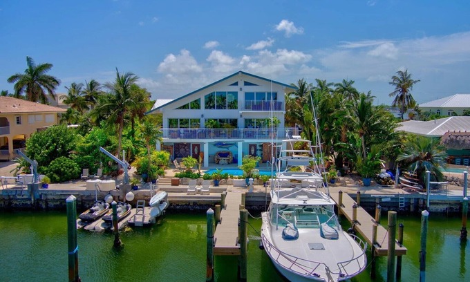 Marathon House | Sleeps 10 - Private house with 110’ of Deep Water Dockage, Pool, Hot Tub & more!