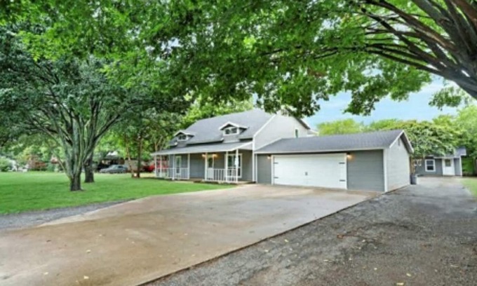 Keller House | Family-Friendly Country Retreat in Iconic Fort Worth, Sleeps 11