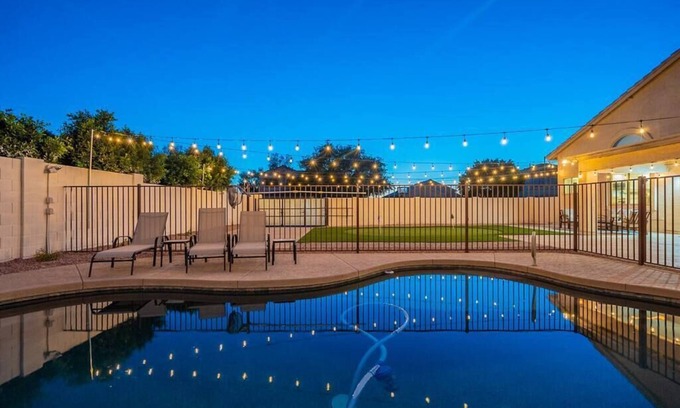 Cobblefield House | Ideal Getaway: Sleeps 11 with Pool & Putting Green