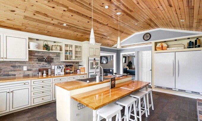 Westfield House | Sleeps 12+/Batting Cage/Theater!