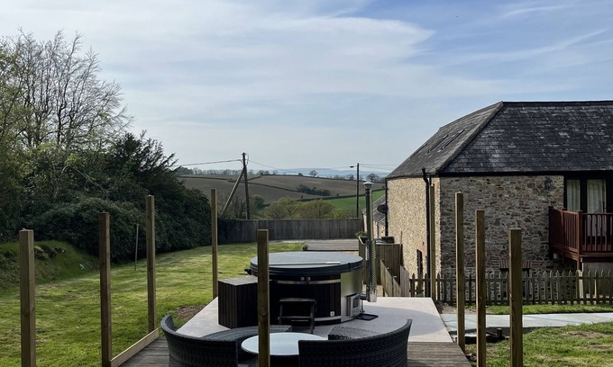West Buckland House | Impressive Converted Barn for 12 in Scenic Rural Setting