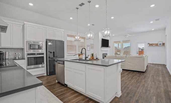 Haslet House | Ideal Retreat for 12 with Private Yard & Pet-Friendly Amenities