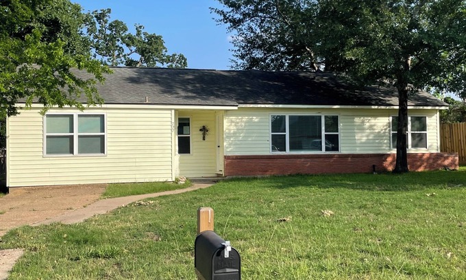 College Station House | Sleeps 14 - Game Day Stay by Kyle Field