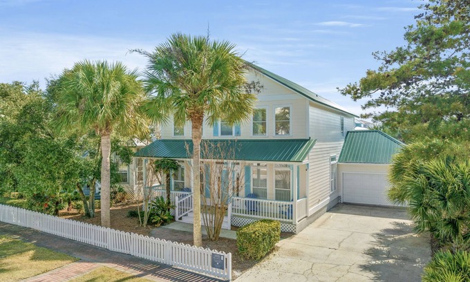 Crystal Shores House | Spacious Stay for 16, Steps to Beach with Private Pool