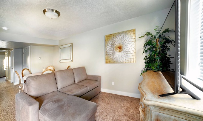 Ogden House | Spacious Retreat for 18 with Hot Tubs & Downtown Views