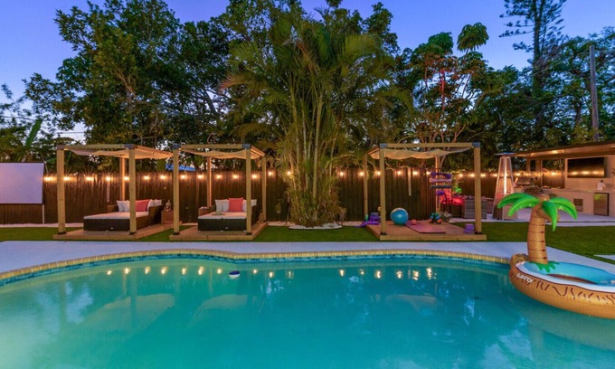 South Bradenton Apartment | Sleeps 20 Heated Pool Hot Tub Outdoor Kitchen/Theater