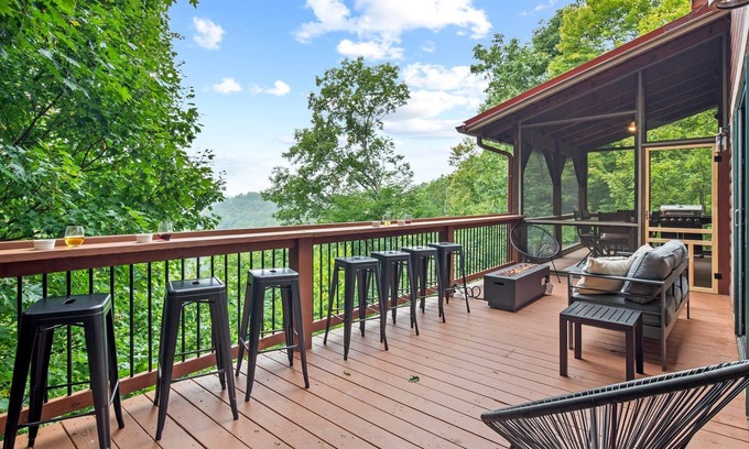 Maggie Valley House | Ideal Retreat for 20: Hot Tub, Game Rooms & Mountain Views