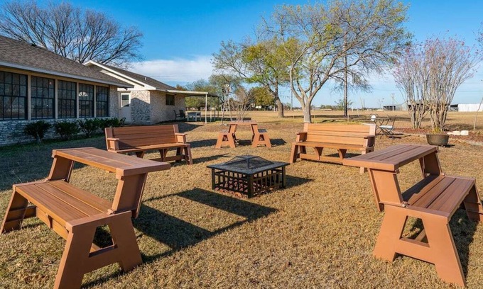 Round Rock House | Guest Rated 10/10 - Peaceful Retreat with Kitchen & Space