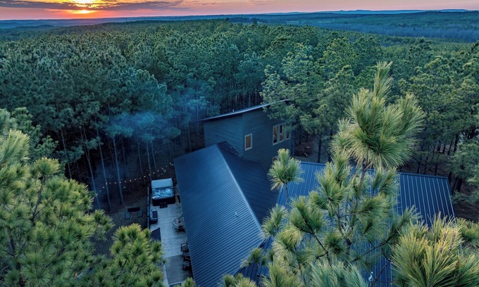 Pickens Cabin | Family Retreat with Hot Tub & Putt Putt, Near Lake!